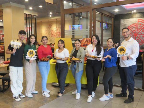 El equipo de Grupo Comidas: Christian Duarte, Nineth Zavala, Jeimy Portillo, Isabella López, Mafer Fernández, Jenssi Rodríguez, Génesis Molina y Manuel Rodríguez.