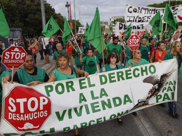 Manisfestantes se pronunicaron con pancartas y rótulos.