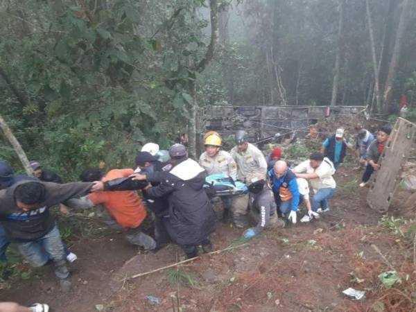 Las autoridades dieron a conocer este martes la identidad de las personas que resultaron heridas en el aparatoso accidente de un bus ocurrido en la carretera que conduce de La Esperanza hacia Jesús de Otoro, en el departamento de Intibucá, hecho que dejó dos personas fallecidas y al menos 21 lesionados.
