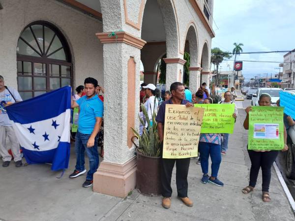 Pobladores frente a la alcaldía ceibeña.
