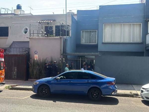 Fachada de la vivienda donde fueron hallados sin vida cuatro integrantes de una familia en la alcaldía Azcapotzalco, Ciudad de México.