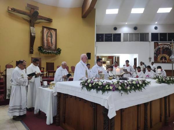 El arzobispo Miguel Lenihan ofició la misa en la parroquia como parte de las actividades dedicadas a la virgen previo a la inauguración de la galería Guadalupana.