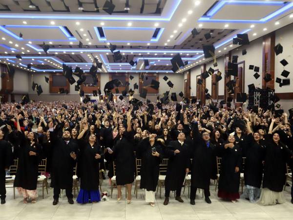 Egresados de Unah-Cortés realizan el tradicional lanzamiento de birrete en la segunda ceremonia de graduaciones públicas del 2025.