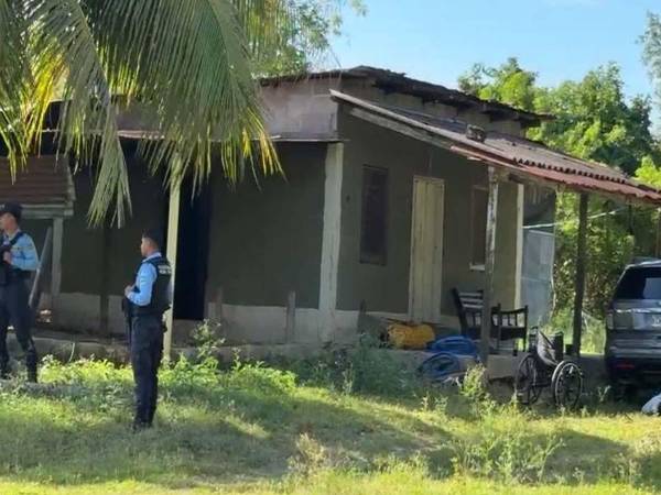 Agentes de la Policía en el lugar de la escena.