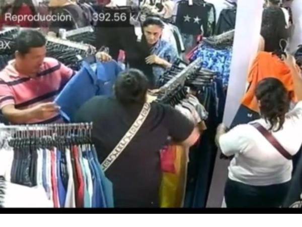 Un grupo de personas fueron captadas hurtando en una tienda de San Pedro Sula.
