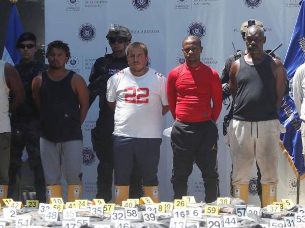 Vista general de los seis extranjeros detenidos durante la incautación de 6,68 toneladas, por parte de autoridades salvadoreñas, en San Luis La Herradura (El Salvador).