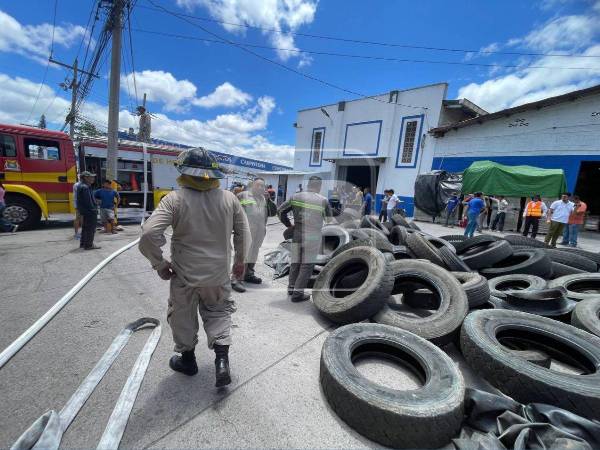Bomberos controlan incendio en bodega de llantas en Tegucigalpa.