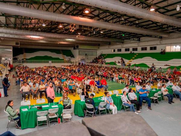 Rostros de agradecimiento invadieron el gimnasio municipal en la entrega de la tercera ayuda humanitaria a familias sampedranas.
