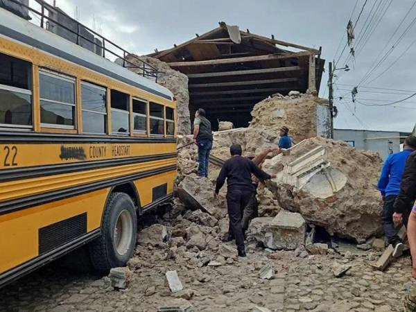 Varias viviendas sufrieron daños severos, informaron autoridades locales.