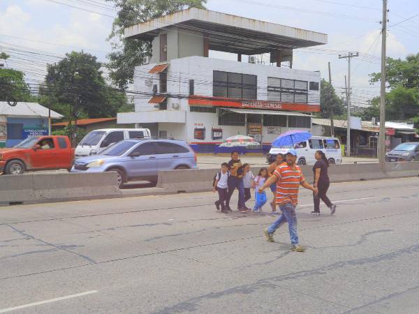 A 100 metros del puente sobre el río Blanco, en la parada de buses, se requiere la construcción de un puente peatonal.