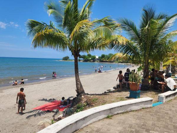 Turistas disfrutan del sol y las playas del casco urbano de La Ceiba durante la Semana Santa 2026, en medio de un ambiente lleno de vida, música y tradición
