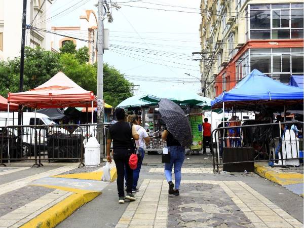 Los especialistas recomiendan a la población tomar medidas preventivas durante los episodios de calor intenso para evitar complicaciones como deshidratación o golpes de calor.