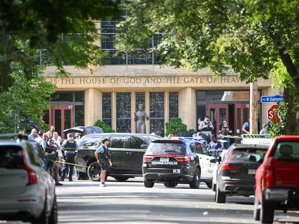 Al menos dos niños murieron y otros 17 resultaron heridos en el ataque a una escuela en Minneapolis.