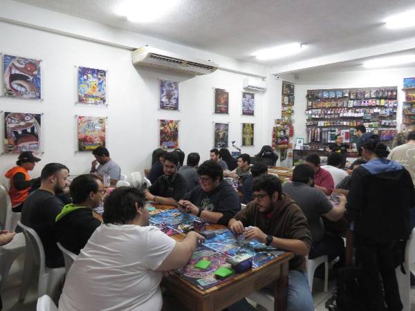 Empezando hace ocho años, este emprendimiento hoy en día se enorgullece de haberse convertido en un referente en cuanto a juegos de cartas en toda Honduras.