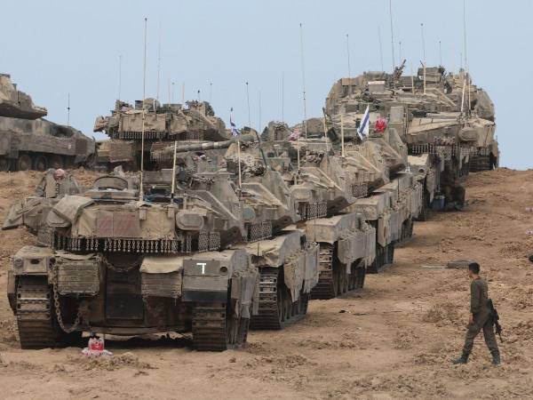 Tropas israelíes en la frontera con Gaza en plena ofensiva terrestre.