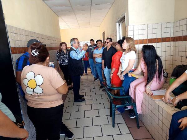 El representante del Codeh, Hugo Maldonado, constató la situación de los empleados y pidió ser veedor cuando la municipalidad los reubique.
