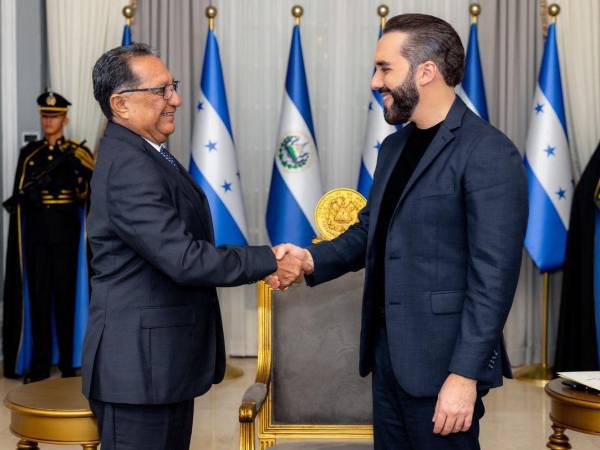 César Pinto, embajador de Honduras en El Salvador, en una reunión oficial con el presidente salvadoreño, Nayib Bukele.