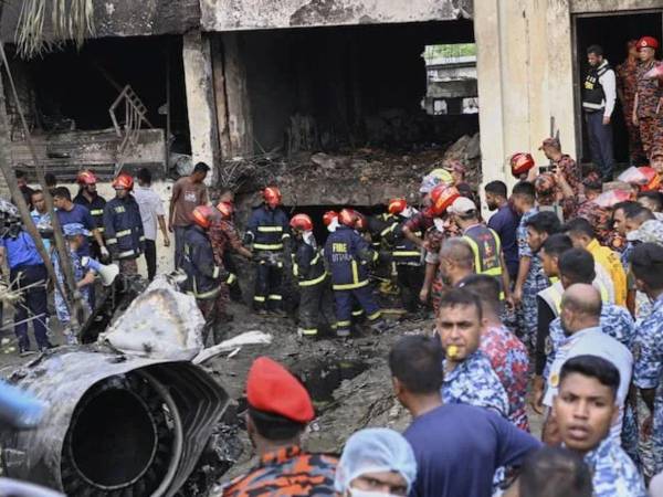 La aeronave impactó en el área del Colegio Milestone, en la zona de Diabari, en la capital bangladesí.
