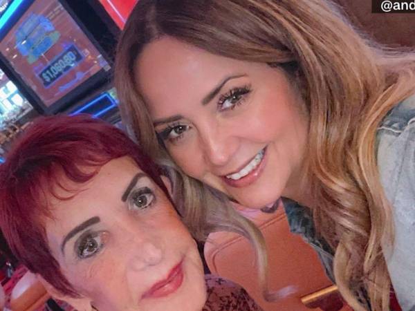 Andrea Legarreta y su fallecida madre.