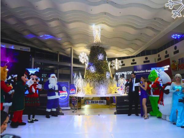 El árbol de Navidad de Mega Mall iluminó la noche con la magia de Pepsi.