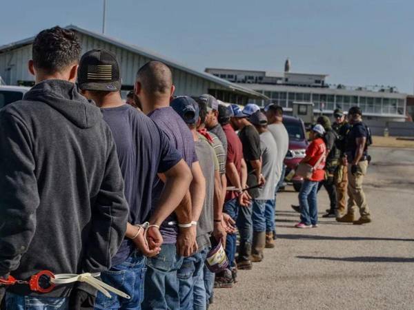 Cientos de migrantes han sido detenidos en redadas en las principales ciudades de Estados Unidos.