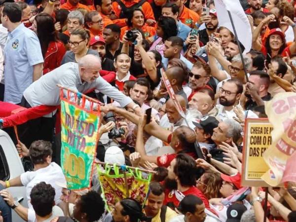 El presidente de Brasil y candidato a la reelección, Luiz Inácio Lula da Silva (i), saluda a sus seguidores en un acto de campaña este viernes en Río de Janeiro.
