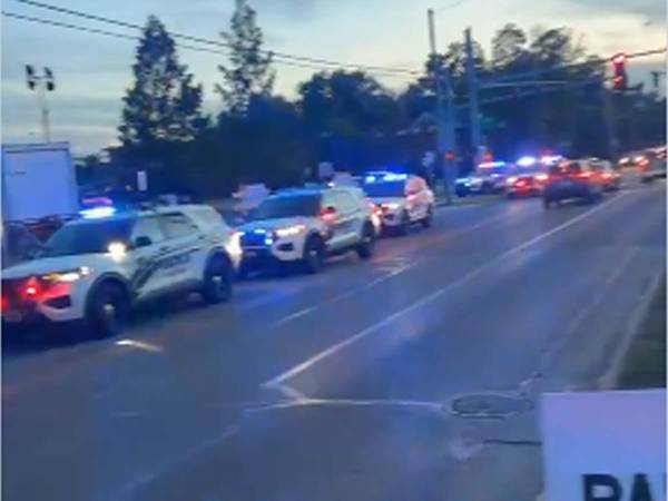 Agentes de la policía se desplazaron a la zona del festival Old West End en Toledo, Ohio, tras el tiroteo que dejó múltiples víctimas.