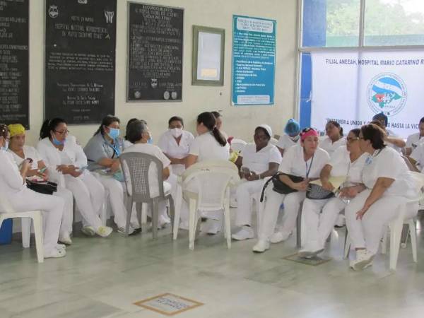Enfermeras exigen frenar despidos y pagar salarios atrasados