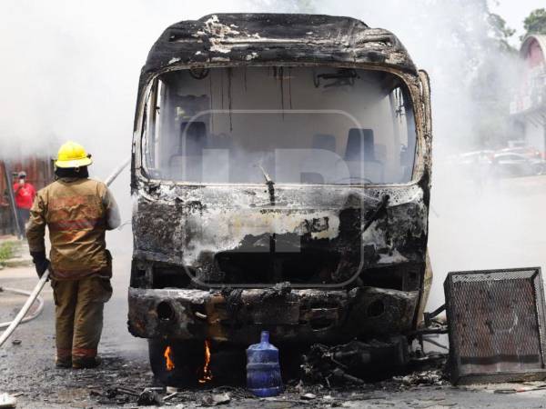 Un fuerte accidente de tránsito registrado este jueves en el barrio Barandillas, en San Pedro Sula, dejó como resultado un bus rapidito incendiado y un motociclista con graves quemaduras, generando alarma entre conductores y sampedranos que circulaban por la zona.