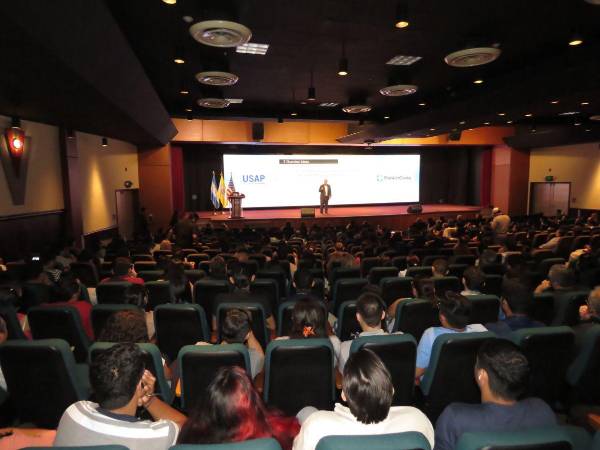 La iniciativa reafirma el compromiso institucional de formar profesionales líderes con los más altos estándares globales.