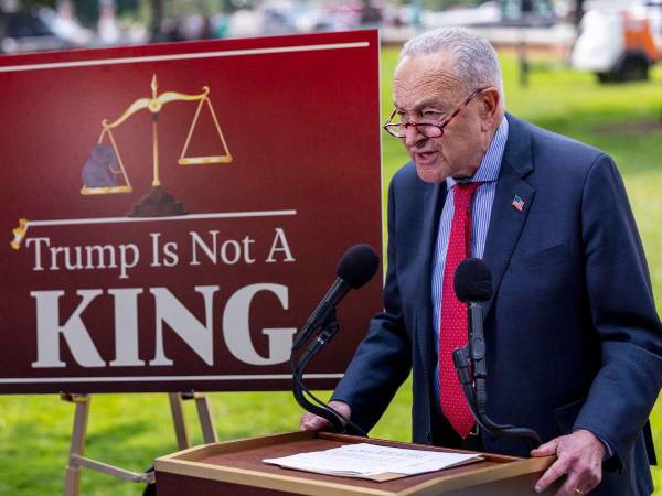 El líder de los demócratas, Chuck Schumer, lidera los esfuerzos por evitar que el Senado vote por el plan de Trump antes del 4 de Julio.