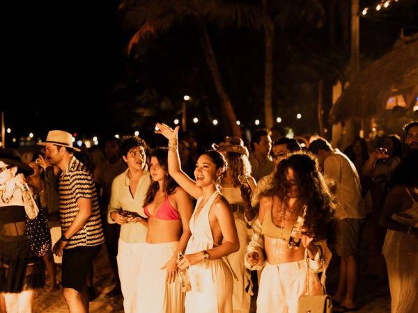 El beach club San Simón en Roatán se convirtió en el escenario ideal para el Corona Sunsets, un evento que reunió música y playa frente a los mejores atardeceres.