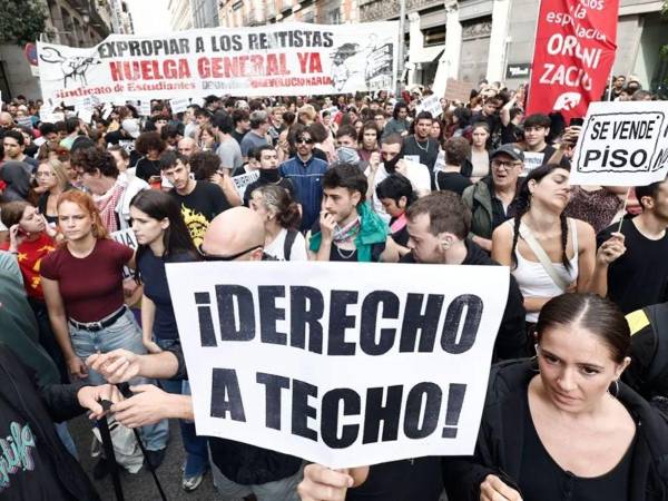 El desalogoen Madrid de <a rel=noopener noreferrer href=https://www.laprensa.hn/mundo/espana-acuerdan-maricarmen-anciana-87-anos-desahuciada-vuelva-casa-FI32182632 target=_blank>Maricarmen Abascal</a>, una señora mayor de 87 años, el pasado 23 de septiembre ha desencadenado diez días de estallido social en España que se han trasladado a la política a través de dos decretos aprobados por el Consejo de Ministros que han recibido este viernes el 'no' del Congreso.