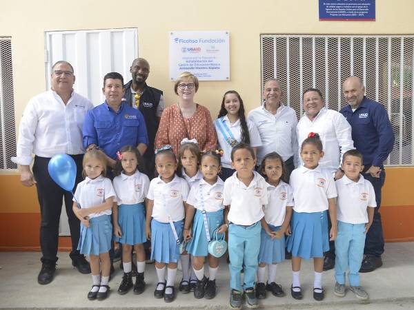 En la inauguración del Centro de Educación Básica Armando Montes se contó con la presencia de la Embajadora de los Estados Unidos en Honduras, Laura Dogu, así como la presencia del presidente de la Fundación Ficohsa Juan Carlos Atala.