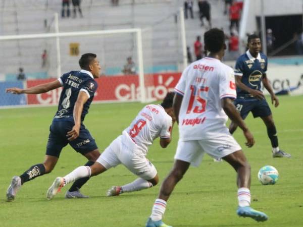 El volante recibió un duro golpe en el primer tiempo por parte de Denis Meléndez, jugador del Motagua.