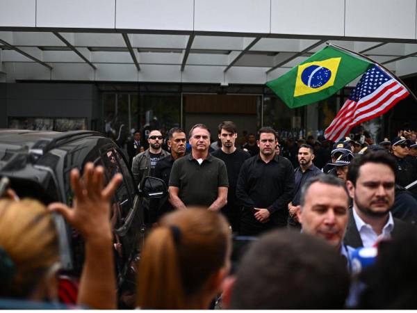 El expresidente de Brasil, Jair Bolsonaro (c), sale del hospital DF Star tras someterse a un procedimiento médico este domingo, en Brasilia.