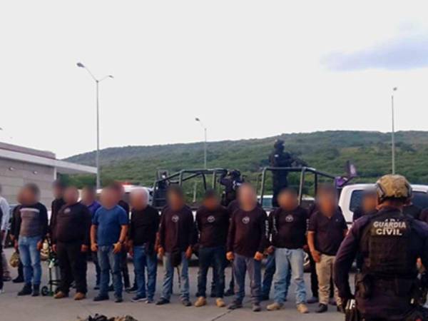Un total de 38 hombres que se identificaron como presuntos miembros de la polémica congregación religiosa La Luz del Mundo fueron detenidos en un campo clandestino de adiestramiento en tácticas paramilitares, en el oeste de México.