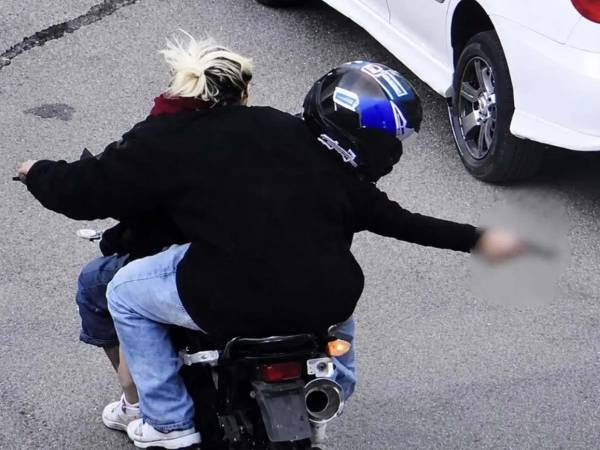 Imagen del video de los sicarios en moto en el momento que le disparan al taxista.