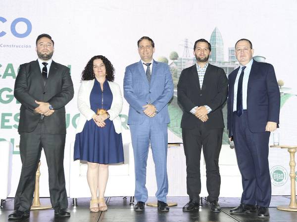 Participación activa de los asistentes durante las ponencias del Foro Nacional de Infraestructura Sostenible, un espacio que abordó los retos y oportunidades en la planificación de infraestructuras resilientes y sostenibles.