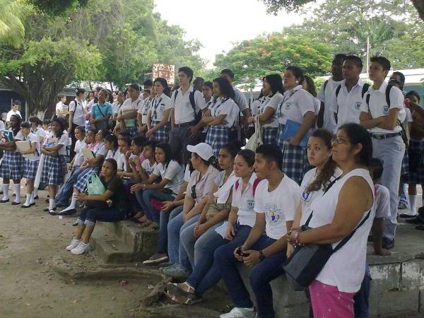 Fotografía de archivo de la Escuela Normal Mixta del Valle de Sula cuando funcionaba en la Escuela Soledad Fernández de San Pedro Sula.