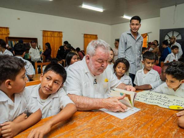 El alcalde Roberto Contreras leyó un cuento a los niños, los motivo a leer y a viajar através de la lectura.