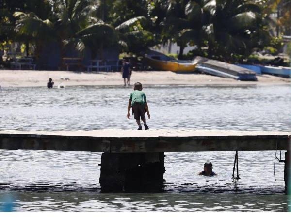 <b>Playa Municipal de Omoa:</b> Esta playa es famosa por sus aguas mansas y por contar con una variedad de restaurantes a la orilla del mar. Es perfecta para disfrutar en familia, caminar por la playa, descansar en las casetas y deleitarse con un tradicional pescado frito o una sopa marinera.