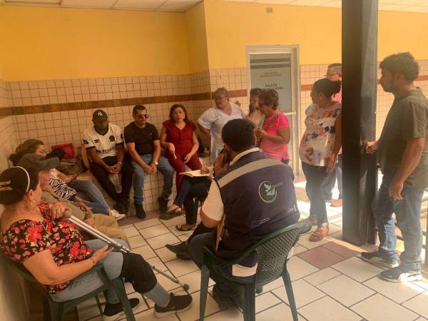Por varias horas los representantes del Conadeh tomaron declaraciones a los empleados reintegrados y que están relegados en un pasillo.