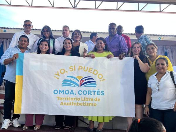 Autoridades de educación en la declaratoria del municipio de Omoa, Cortés libre de analfabetismo en Honduras.