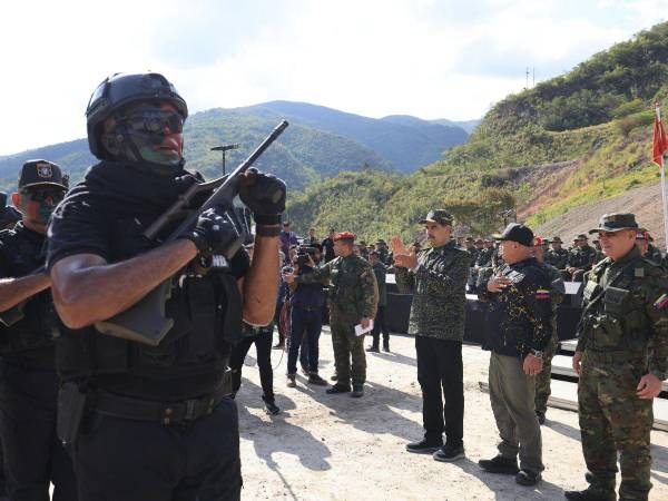 El presidente de Venezuela, Nicolás Maduro (3-d), en un acto con militares venezolanos en Caracas.