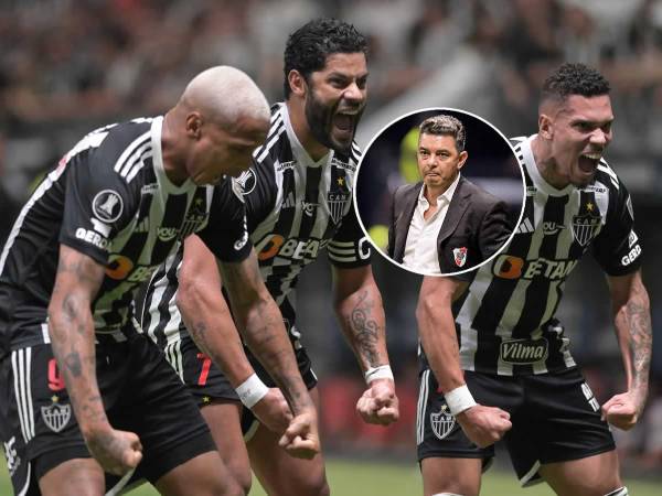 Deyverson (i), Hulk (c) y Paulinho (d) celebran la goleada por 3-0 que Atlético Mineiro infligió en Belo Horizonte a River Plate de Marcelo Gallardo en el partido de ida de las semifinales de la Copa Libertadores.