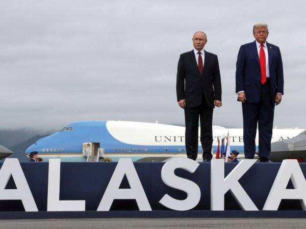 El presidente de los Estados Unidos, Donald Trump (d), y el presidente de Rusia, Vladimir Putin, durante su cumbre en Alaska el pasado viernes.