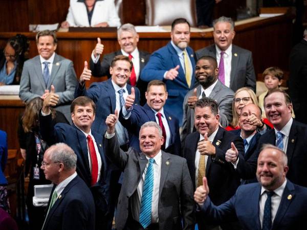 Los republicanos de la Cámara de Representantes celebran en el Capitolio de EEUU tras la aprobación del plan fiscal de Trump.