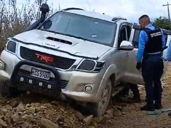 Agentes policiales llegaron a la escena del crimen.