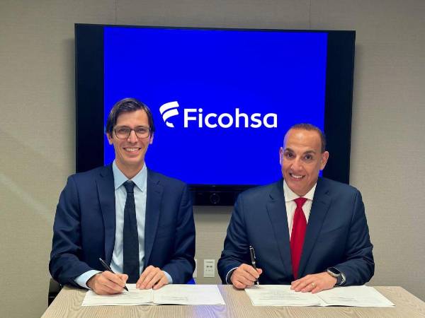 Ignacio Dolega, Managing Director de Latin America Private Debt Solutions de Santander y Javier Atala, Presidente Ejecutivo de Banco Ficohsa, durante la firma del financiamiento.